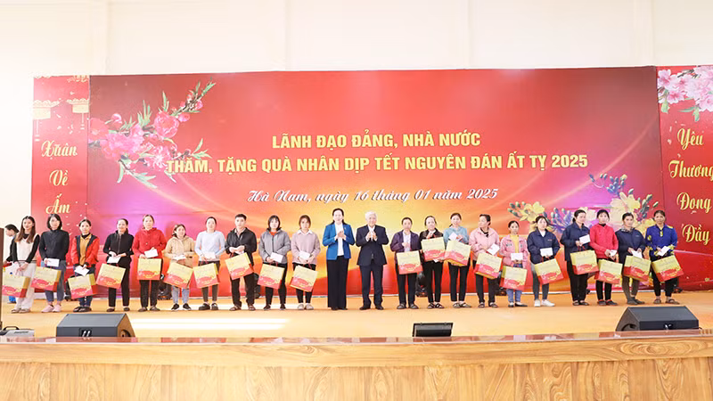 Đồng chí Chủ tịch Ủy ban Trung ương Mặt trận Tổ quốc Việt Nam và đồng chí Bí thư Tỉnh ủy Hà Nam tặng quà Tết cho các hộ nghèo.