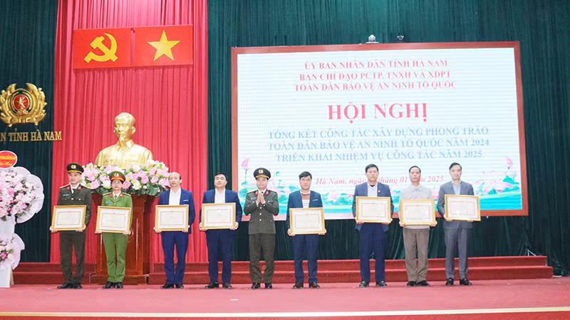 Các tập thể, cá nhân có thành tích xuất sắc trong xây dựng phong trào toàn dân bảo vệ an ninh Tổ quốc năm 2024 được Bộ Công an khen thưởng.