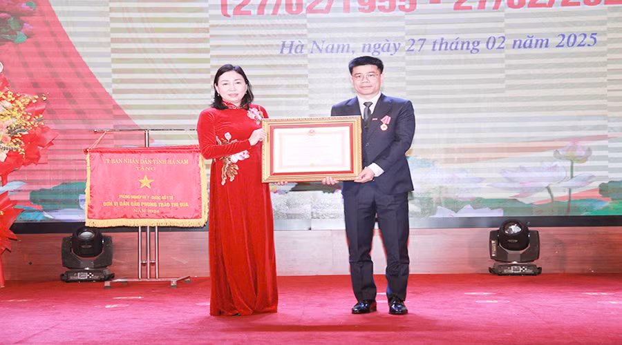 Thừa ủy quyền của Chủ tịch nước, đồng chí Đinh Thị Lụa, Phó Bí thư Thường trực Tỉnh ủy, Bí thư Đảng ủy các cơ quan Đảng tỉnh trao Huân chương Lao động hạng Ba cho Tiến sĩ Phan Anh Phong, Phó Giám đốc Sở Y tế tỉnh Hà Nam.