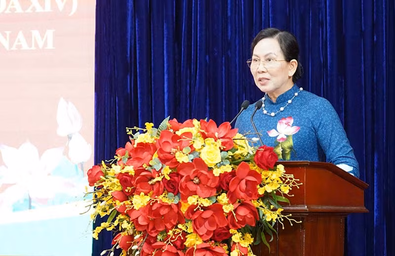 Đồng chí Lê Thị Thủy, Ủy viên Trung ương Đảng, Bí thư tỉnh ủy Hà Nam phát biểu chào mừng