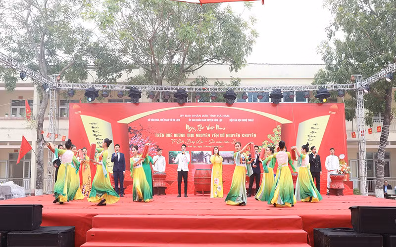 Tiết mục ngâm thơ tại Ngày thơ Việt Nam.