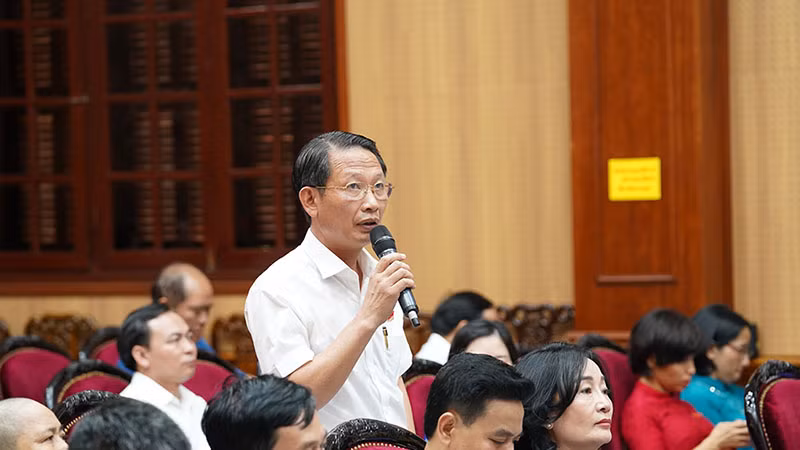 Đại biểu Hội đồng nhân dân tỉnh Hà Nam nêu câu hỏi chất vấn đối với các đồng chí lãnh đạo sở, ngành của tỉnh tại kỳ họp.