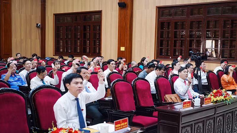 Các đại biểu HĐND tỉnh biểu quyết thông qua 27 Nghị quyết của Kỳ họp.