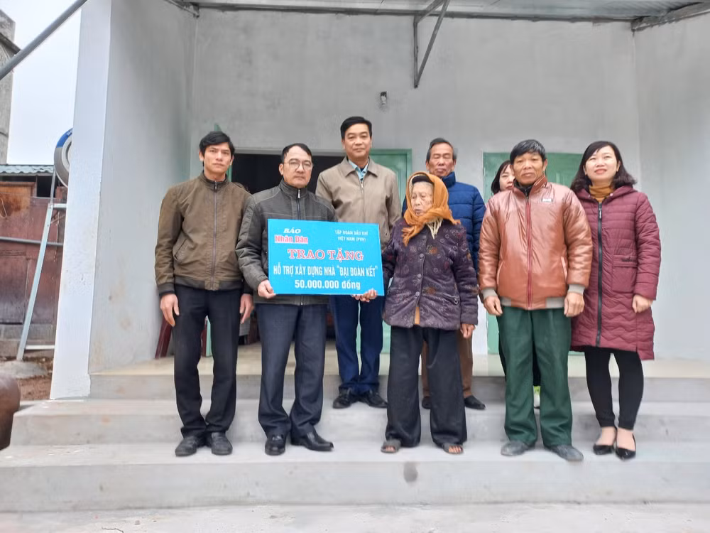 Đại diện Mặt trận Tổ quốc huyện Kim Bảng trao tặng tiền hỗ trợ của Báo Nhân Dân, Tập đoàn Dầu khí Việt Nam cho hộ khó khăn về nhà ở huyện Kim Bảng.