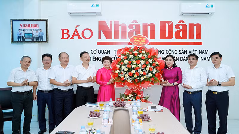 Đồng chí Phó Bí Thư Thường trực Tỉnh ủy Hà Nam, Đinh Thị Lụa tặng lẵng hoa chúc mừng Văn phòng đại diện Báo Nhân Dân tại Hà Nam nhân dịp kỷ niệm 99 năm Ngày Báo chí cách mạng Việt Nam.
