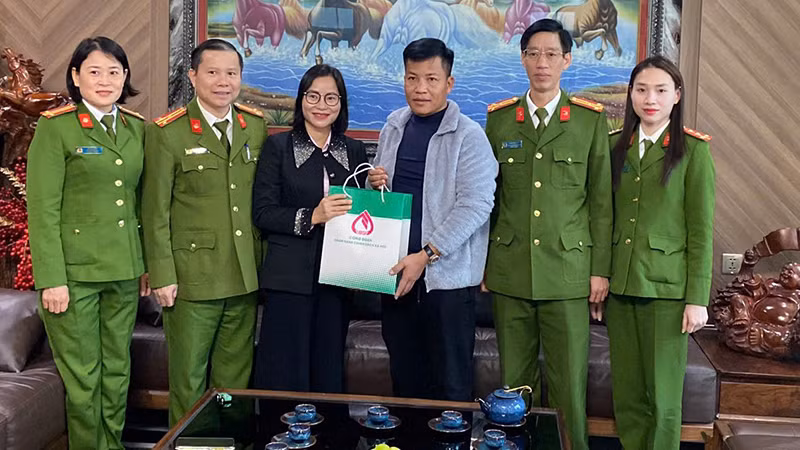 Công tác Công an tỉnh và Chi nhánh Ngân hàng chính sách xã hội tỉnh Hà Nam đã đến thăm hỏi, chúc Tết các hộ gia đình vay vốn chương trình Người chấp hành xong án phạt tù theo Quyết định số 22/2023/QĐ-TTg của Thủ tướng chính phủ trên địa bàn.
