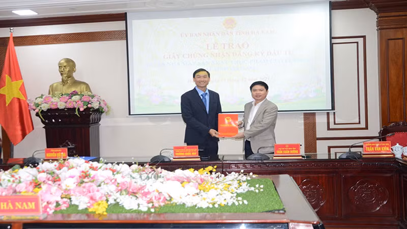 Chủ tịch Ủy ban nhân dân tỉnh Hà Nam trao giấy chứng nhận đăng ký đầu tư Dự án Nhà máy sản xuất thực phẩm của PepsiCo.