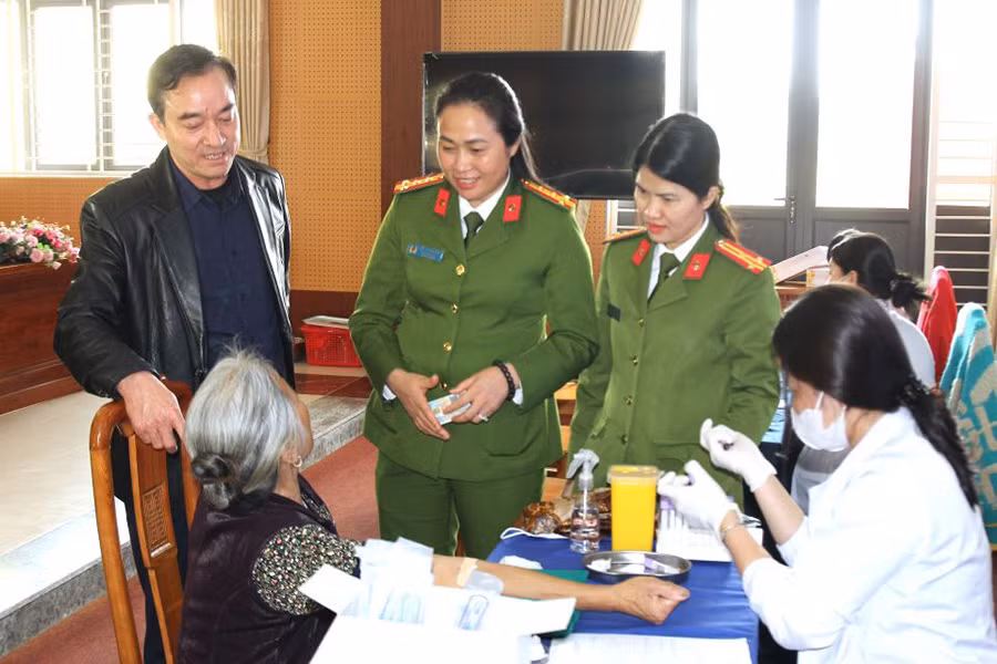 Các đồng chí lãnh đạo Công an tỉnh và lãnh đạo Sở Nội vụ kiểm tra công tác lấy mẫu ADN thân nhân liệt sĩ tại Công an phường Tân Liêm, thành phố Phủ Lý, Hà Nam.