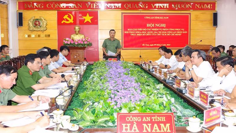 Đại tá Tô Anh Dũng, Ủy viên Ban Thường vụ Tỉnh ủy, Bí thư Đảng ủy, Giám đốc Công an tỉnh Hà Nam phát biểu tại hội nghị.