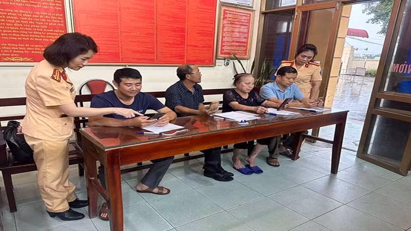 Cán bộ chiến sĩ phòng Cảnh sát giao thông công an tỉnh Hà Nam hướng dẫn người dân đăng ký biển số xe theo định danh.