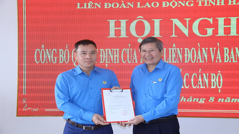 Đồng chí Phó Chủ tịch Thường trực Tổng Liên đoàn Lao động tỉnh Việt Nam trao quyết định cho đồng chí Chủ tịch Liên đoàn lao động tỉnh Hà Nam.