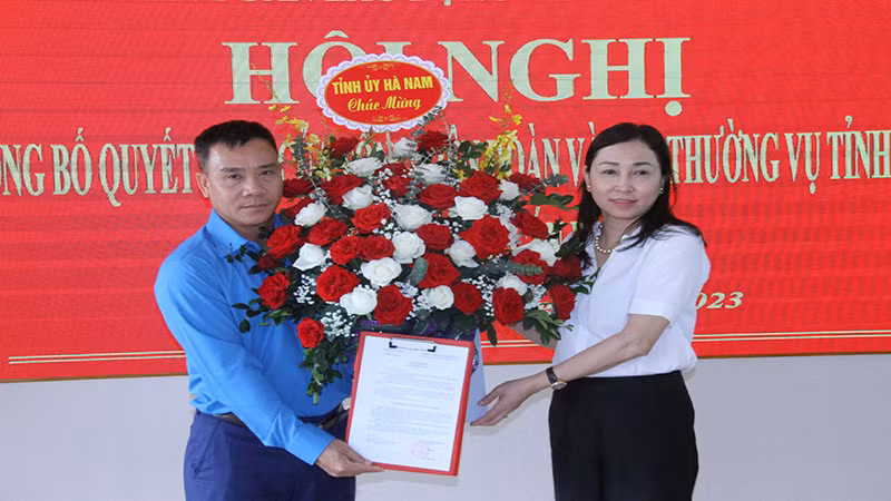 Đồng chí Phó Bí thư Thường trực Tỉnh ủy tặng hoa chúc mừng đồng chí Chủ tịch Liên đoàn lao động tỉnh Hà Nam. 