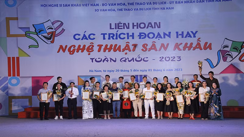 Nghệ sĩ nhân dân Trịnh Thúy Mùi - Chủ tịch Hội Nghệ sĩ Sân khấu Việt Nam và đồng chí Phó Chủ tịch Ủy ban nhân dân tỉnh Hà Nam trao giải Vàng cho các diễn viên.