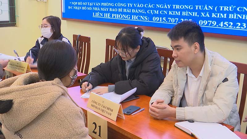 Người lao động tham gia phỏng vấn tìm việc làm trực tiếp với đại diện các công ty tại phiên giao dịch việc làm.