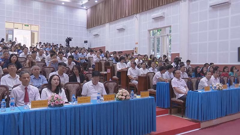Các đại biểu dự khai mạc hội thi.