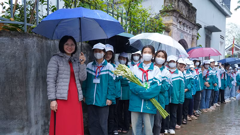 Các em học sinh Trường THCS Trung Lương, huyện Bình Lục dâng hương tưởng niệm 115 ngày mất nhà thơ Nguyễn Khuyến.
