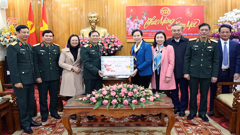 Thượng tướng Nguyễn Tân Cương, Ủy viên Trung ương Đảng, Ủy viên Thường vụ Quân ủy Trung ương, Tổng Tham mưu trưởng Quân đội nhân dân Việt Nam, Thứ trưởng Bộ Quốc phòng và đoàn công tác thăm, chúc Tết tại Tỉnh ủy Hà Nam.