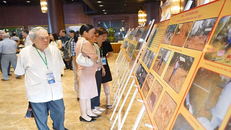 Các đại biểu thăm quan trưng bày tại hội thảo.