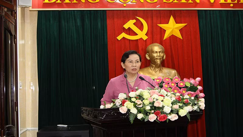 Đồng chí Lê Thị Thủy, Ủy viên Trung ương Đảng, Bí thư Tỉnh ủy, Chủ tịch Hội đồng nhân dân tỉnh Hà Nam phát biểu kết luận hội nghị.