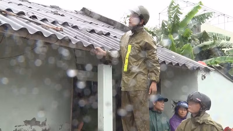 Lực lượng Công an Hà Nam hỗ trợ người dân phòng, chống Bão số 3.