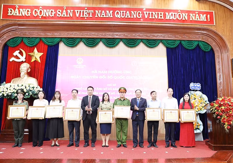 Đồng chí Phó Chủ tịch UBND tỉnh Nguyễn Đức Vượng trao Bằng khen của Chủ tịch UBND tỉnh cho các tập thể, cá nhân có thành tích xuất sắc trong công tác chuyển đổi số năm 2023.