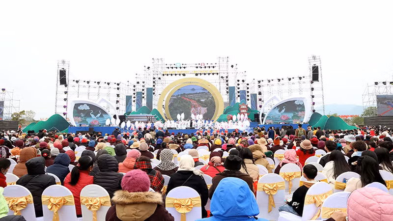 Đông đảo nhân dân và du khách tham dự lễ khai hội Xuân Tam Chúc. Đông đảo nhân dân và du khách tham dự lễ khai hội Xuân Tam Chúc.
