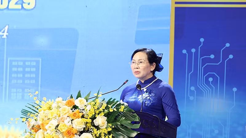 Đồng chí Lê Thị Thủy, Ủy viên Trung ương Đảng, Bí thư Tỉnh ủy, Chủ tịch Hội đồng nhân dân tỉnh phát biểu chỉ đạo Đại hội.