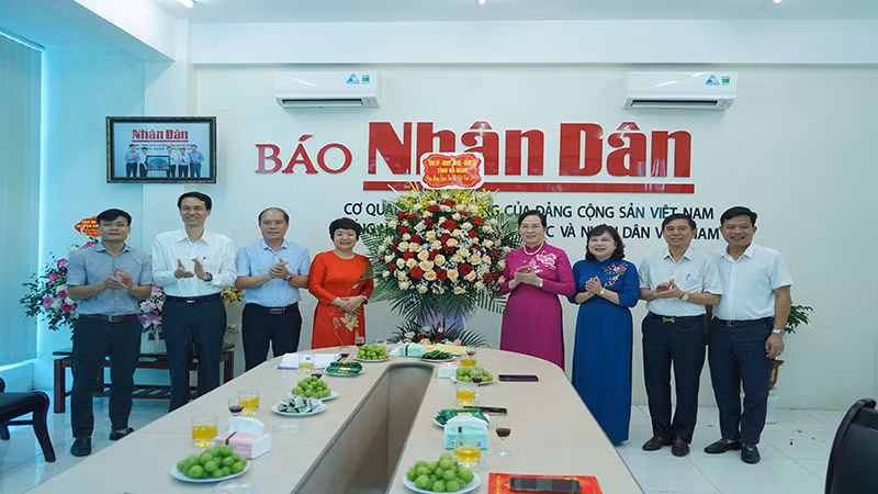 Đồng chí Bí thư Tỉnh ủy Hà Nam chúc mừng Văn phòng Đại diện Báo Nhân Dân tại Hà Nam 