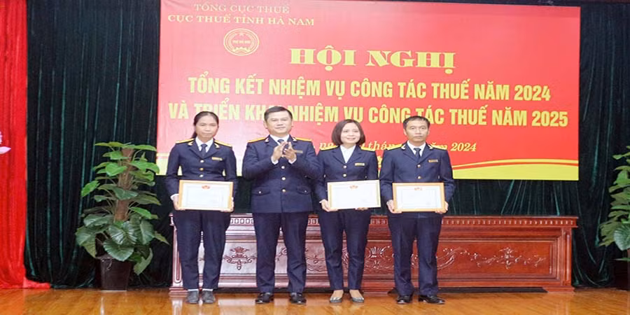 Lãnh đạo Tổng Cục Thuế trao tặng Danh hiệu Tập thể lao động xuất sắc cho các đơn vị.