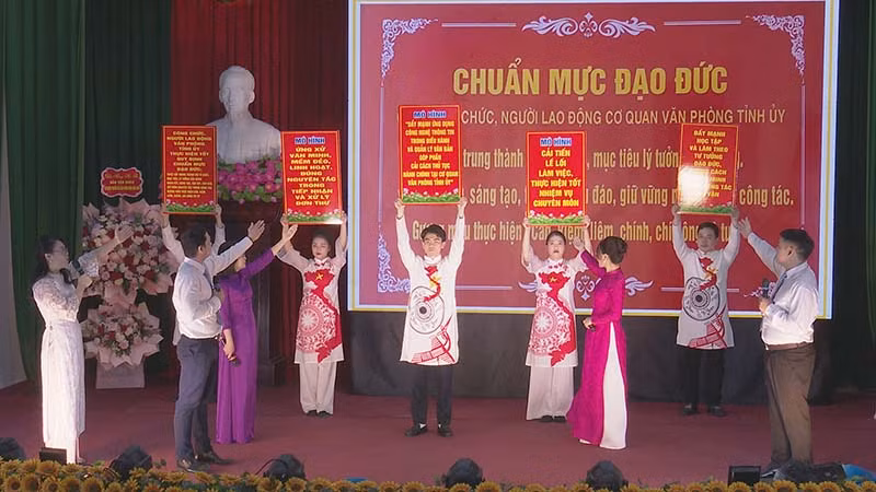 Phần thi chào hỏi của đơn vị Đảng bộ Văn phòng Tỉnh ủy Hà Nam.