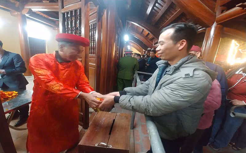 Du khách và nhân dân vui mừng được nhận lương tại các điểm phát lương tại đền Trần Thương.