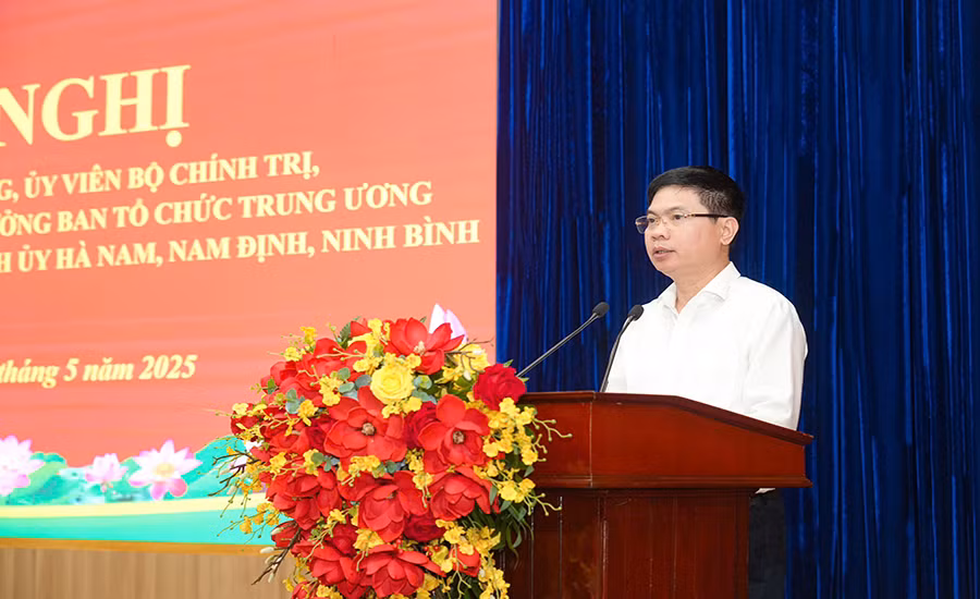 Đồng chí Trương Quốc Huy, Bí thư Tỉnh ủy, Chủ tịch UBND tỉnh Hà Nam báo cáo kết quả thực hiện Nghị quyết Hội nghị lần thứ 11 Ban Chấp hành Trung ương Đảng khóa XIII của 3 tỉnh Hà Nam, Ninh Bình, Nam Định.