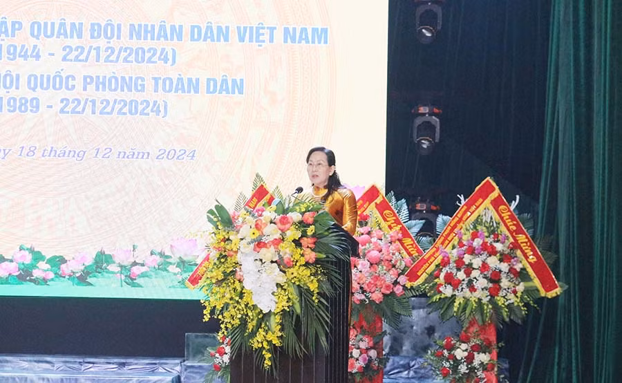 Đồng chí Lê Thị Thủy, Ủy viên Trung ương Đảng, Bí thư Tỉnh ủy, Chủ tịch HĐND, Bí thư Đảng ủy Quân sự tỉnh Hà Nam đọc diễn văn tại lễ kỷ niệm.