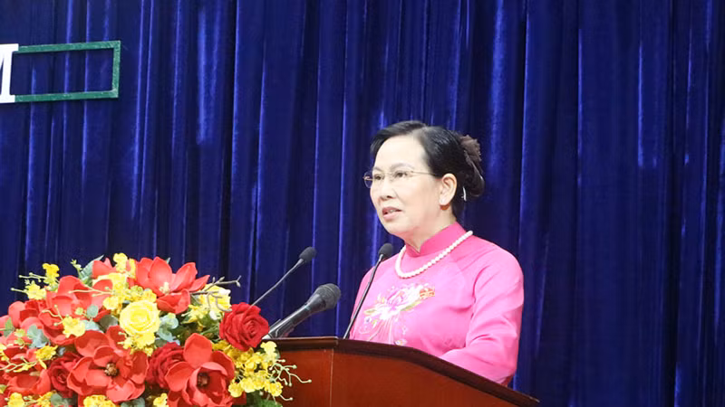 Đồng chí Lê Thị Thủy, Ủy viên Trung ương Đảng, Bí thư Tỉnh ủy, Chủ tịch HĐND tỉnh phát biểu khai mạc kỳ họp.