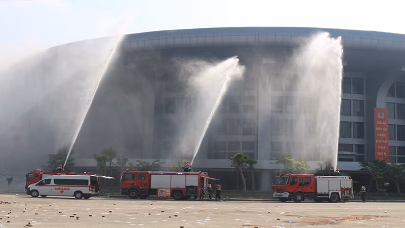 Thực binh xử lý tình huống, xử lý cháy nổ, cứu nạn, cứu hộ.