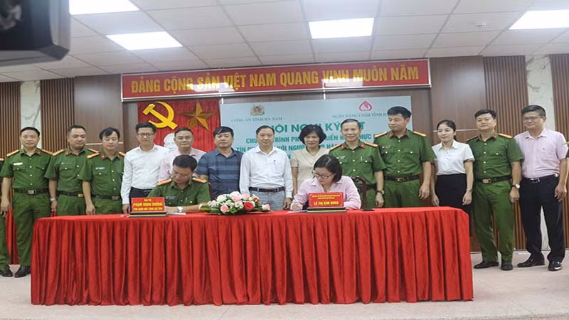 Công an tỉnh Hà Nam và Ngân hàng Chính sách xã hội tỉnh ký kết chương trình phối hợp triển khai thực hiện tín dụng đối với người chấp hành xong án phạt tù.