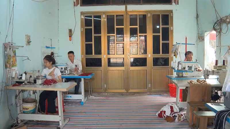 Nhờ được vay vốn ưu đãi, anh Mạnh đã đầu tư máy khâu để mở xưởng may tại gia đình.