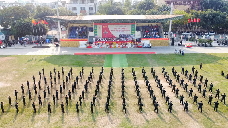 Lực lượng Cảnh sát cơ động tỉnh Hà Nam biểu diễn võ thuật tại lễ kỷ niệm 50 năm Ngày truyền thống.