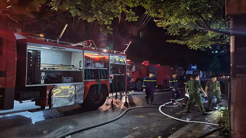 Lực lượng Cảnh sát Phòng cháy chữa cháy và cứu nạn cứu hộ Công an tỉnh Hà Nam triển khai phương án chữa cháy và cứu nạn, cứu hộ.