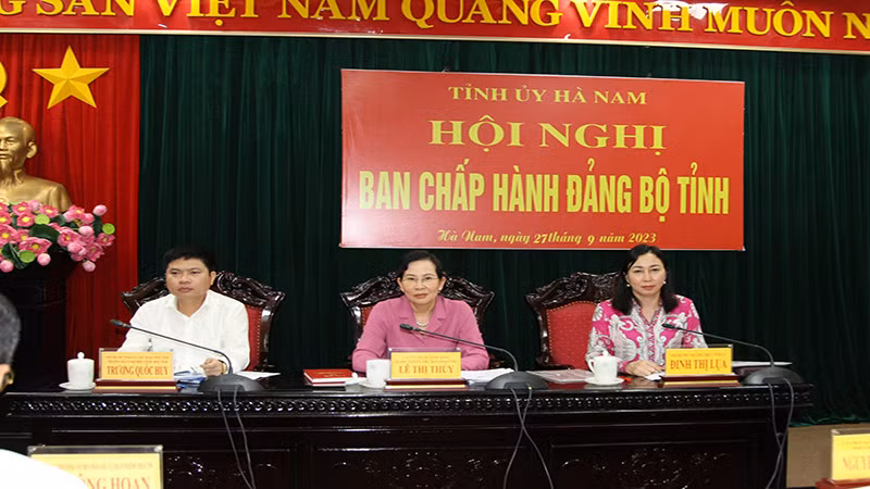 Các đồng chí Thường trực chủ trì Hội nghị.