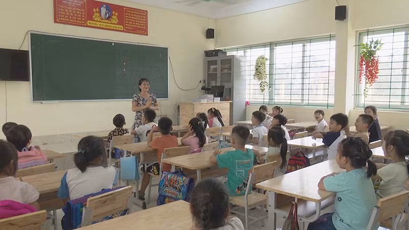 Cô và trò trường tiểu học Liêm Tuyền, thành phố Phủ Lý.