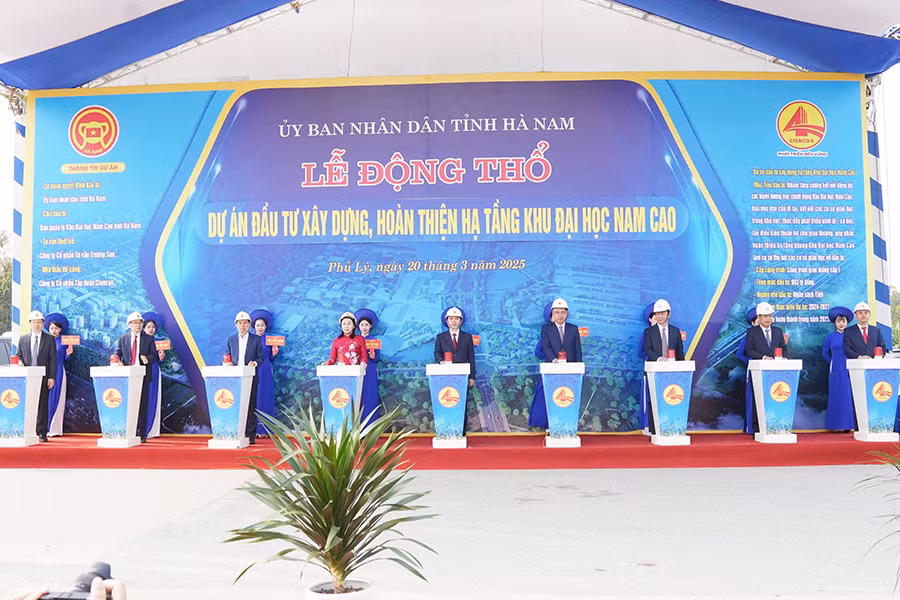 Các đại biểu thực hiện nghi thức động thổ Dự án đầu tư xây dựng, hoàn thiện hạ tầng Khu Đại học Nam Cao.