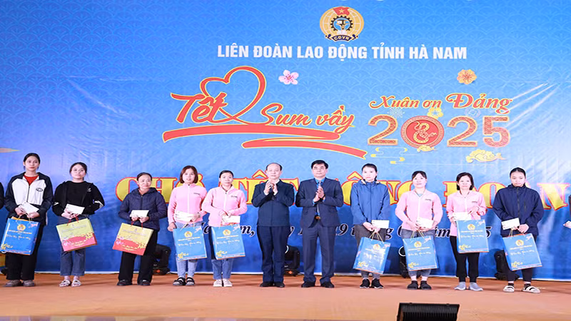 Lãnh đạo Liên đoàn Lao động tỉnh và Đảng ủy khối các doanh nghiệp tỉnh Hà Nam trao quà Tết đến công nhân, người lao động.