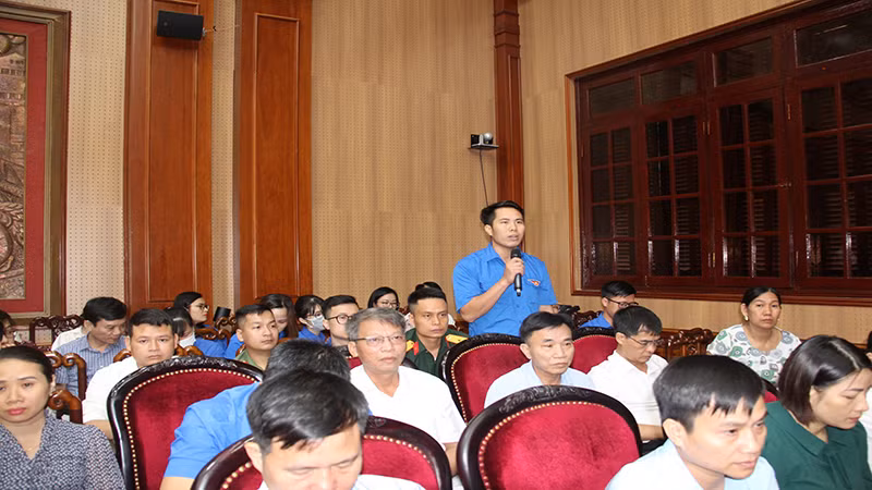 Đoàn viên thanh niên đặt câu hỏi với người đứng đầu cấp ủy, chính quyền của tỉnh tại cuộc đối thoại.