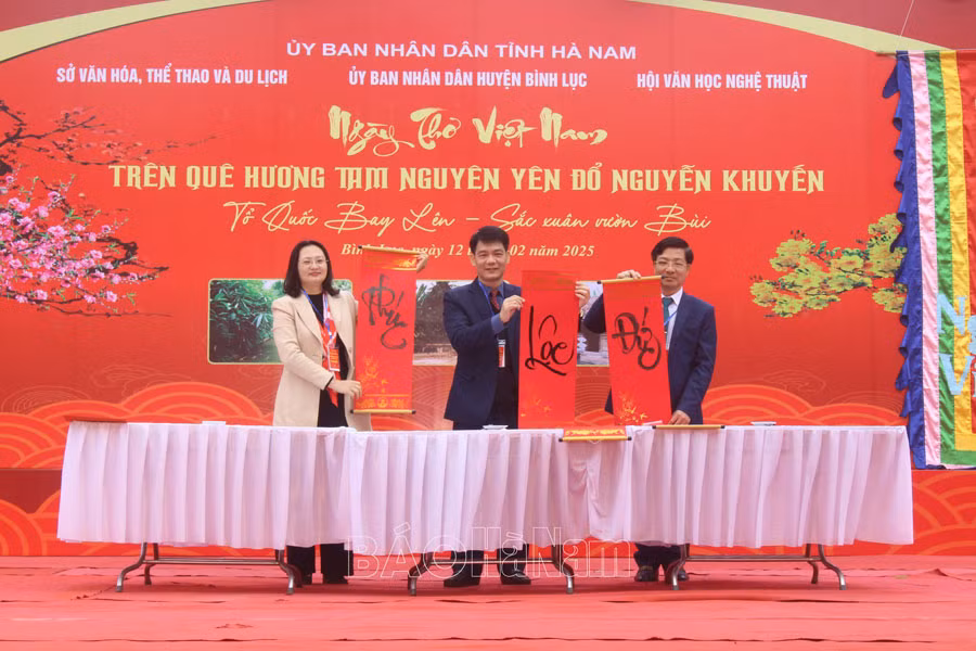 Các đại biểu thực hiện nghi thức khai bút đầu Xuân.