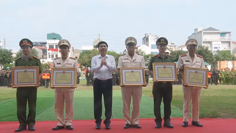 Đồng chí Chủ tịch Ủy ban nhân dân tỉnh Hà Nam trao tặng Bằng khen cho các tập thể và cá nhân có thành tích xuất sắc.