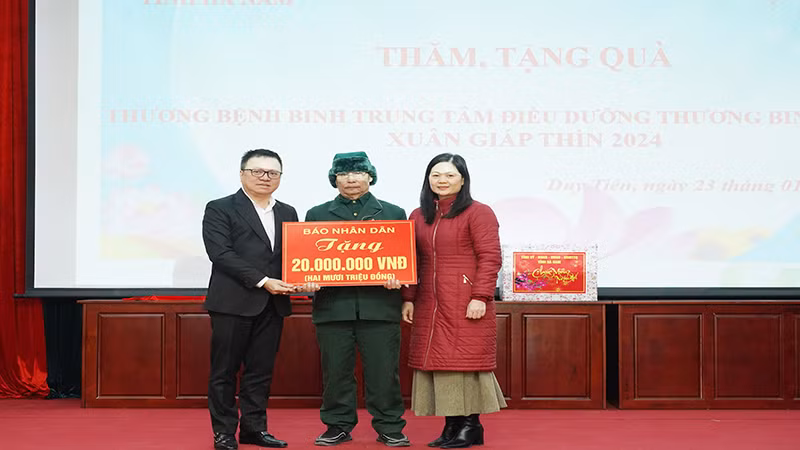 Tổng Biên tập Báo Nhân Dân trao quà Tết cho Trung tâm điều dưỡng thương binh Duy Tiên.