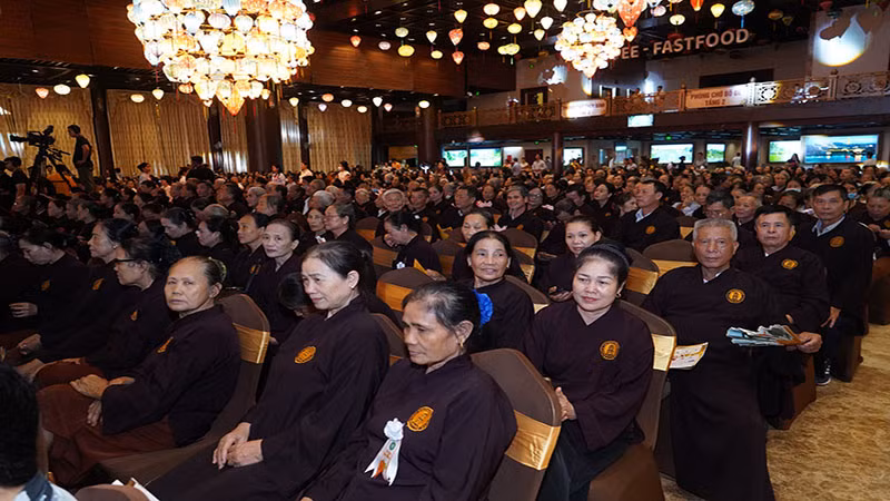 Hàng nghìn phật tử về dự lễ.
