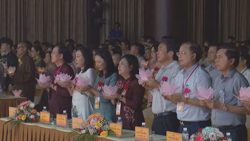 Nghi lễ thắp nến hoa đăng.