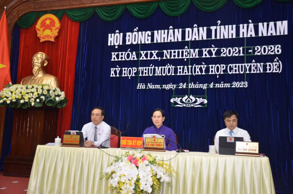 Chủ tọa kỳ họp.